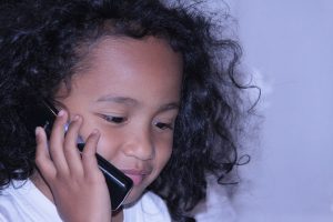 enfant téléphone